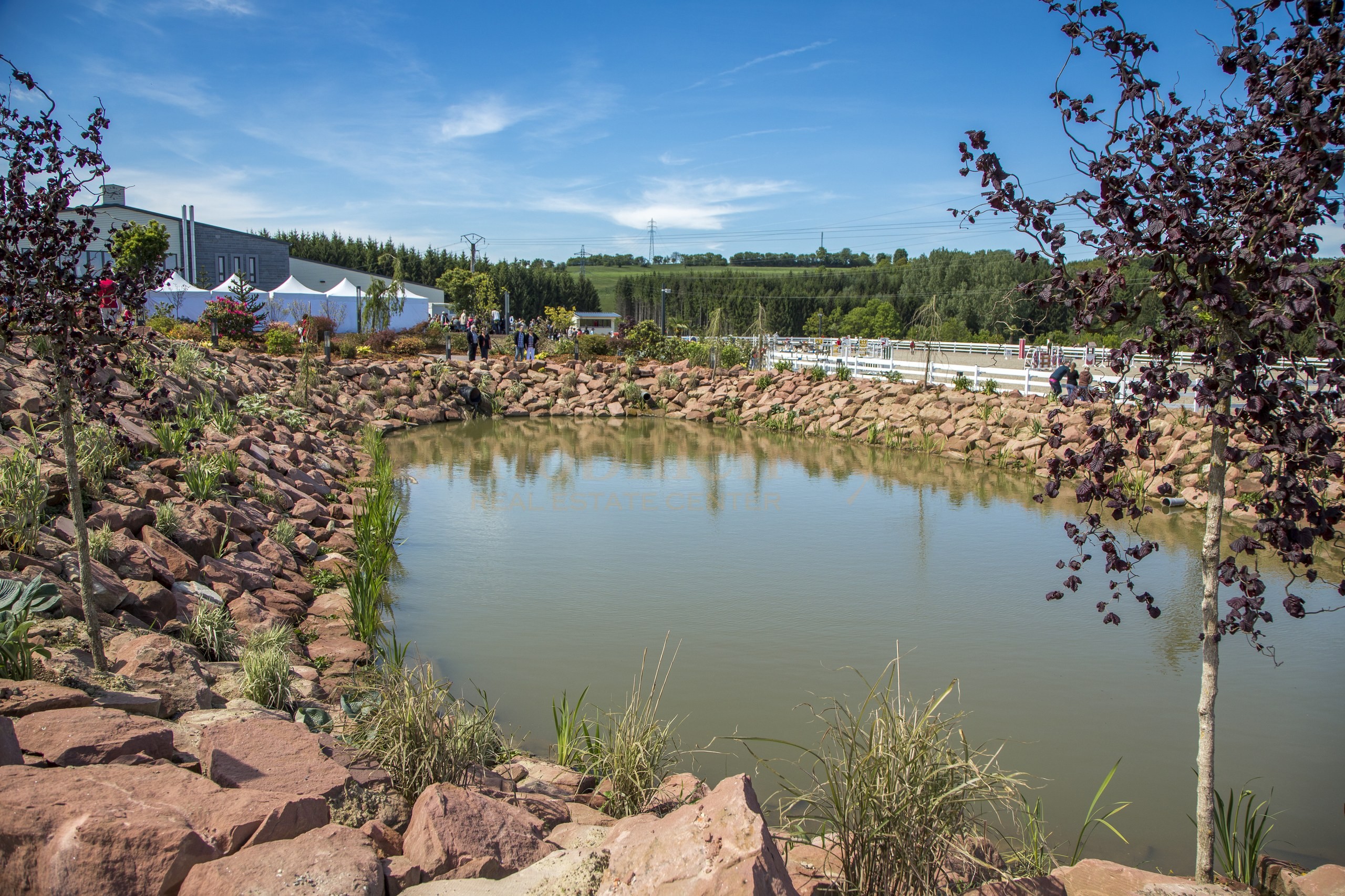 Außenansicht — Teich mit Eventzelten