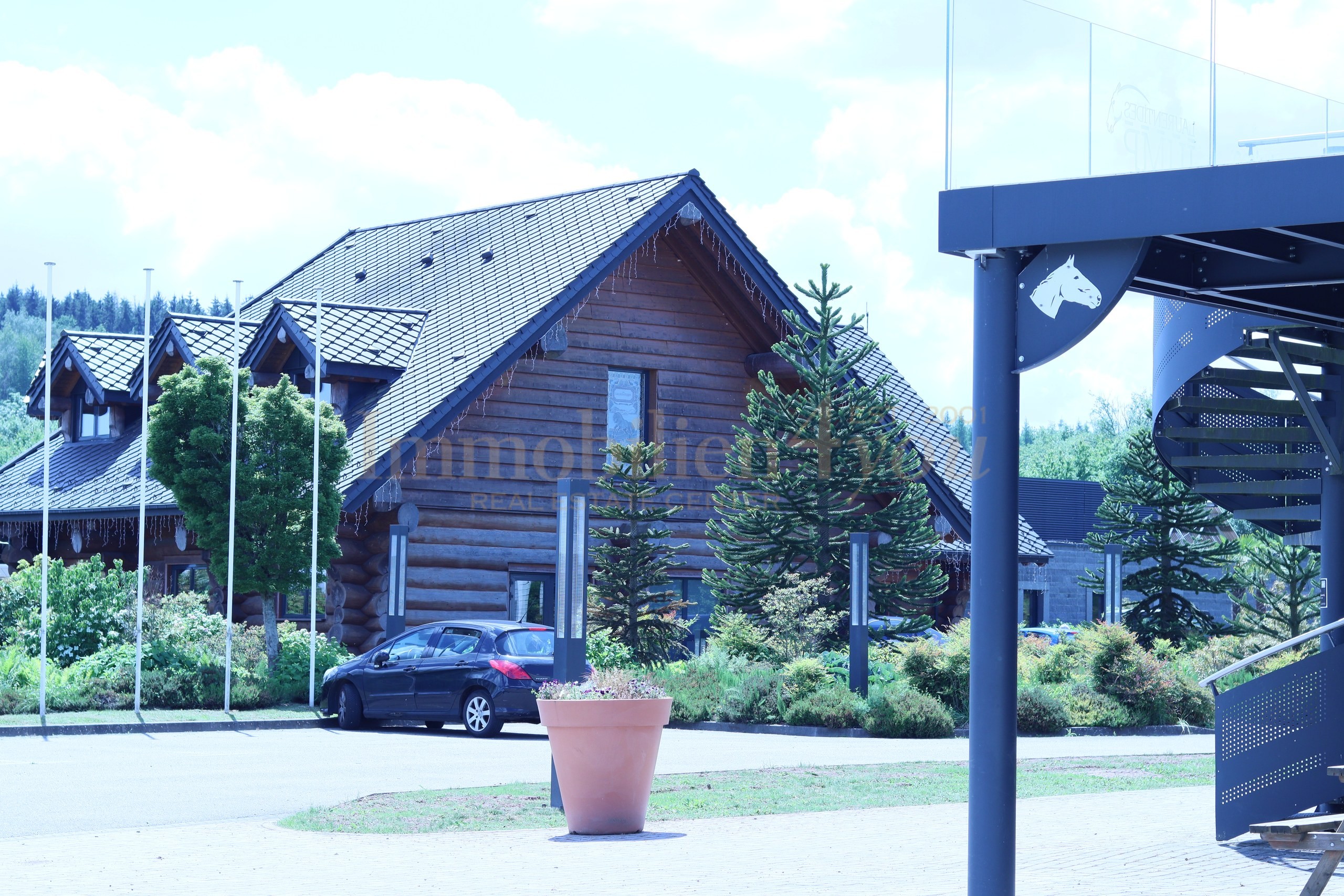 Außenansicht — Restaurantgebäude Vorfahrt