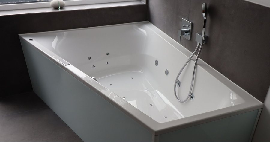 Badezimmer mit Whirlwanne