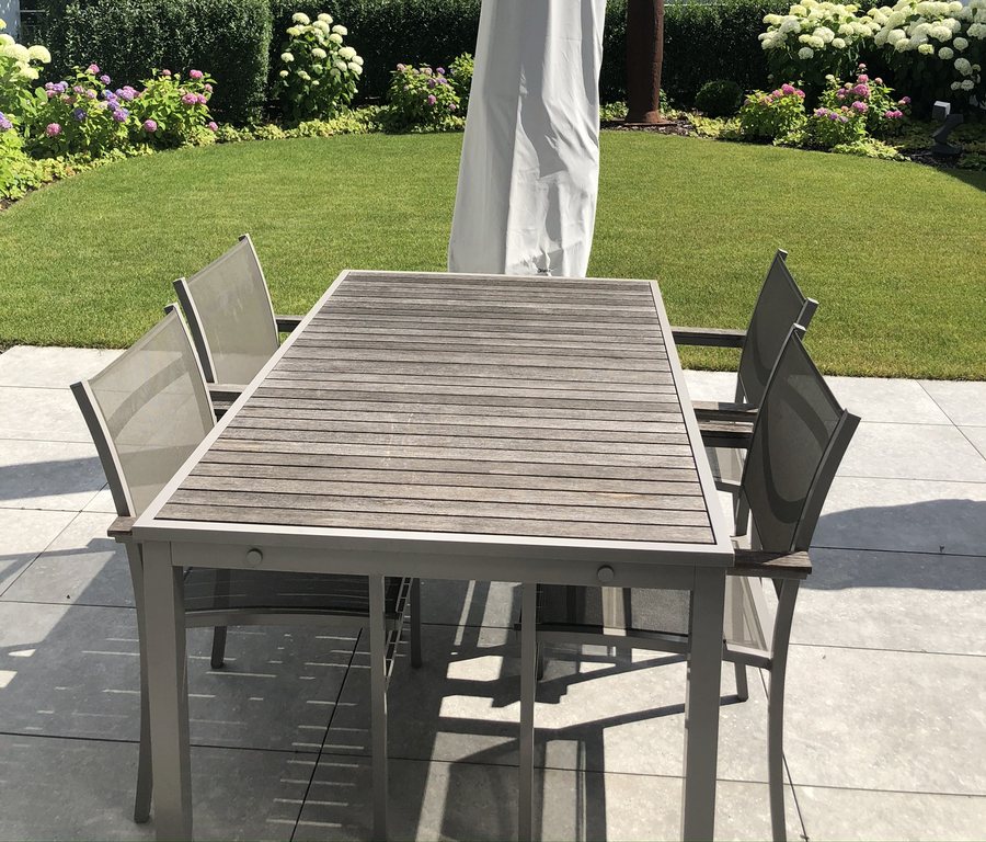 Rasen und Essplatz im Freien