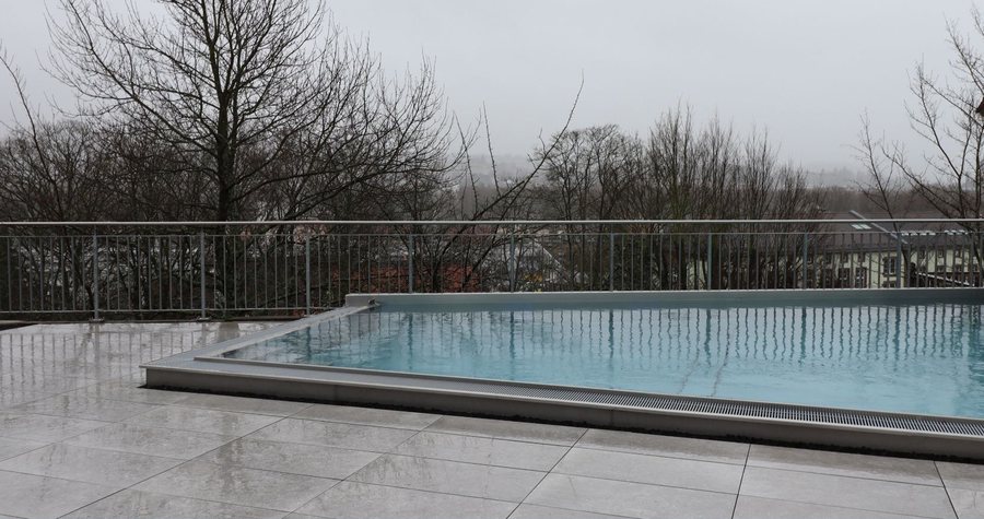 Acht Meter Edelstahlpool