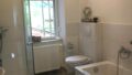 Badezimmer OG mit Wanne und Dusche