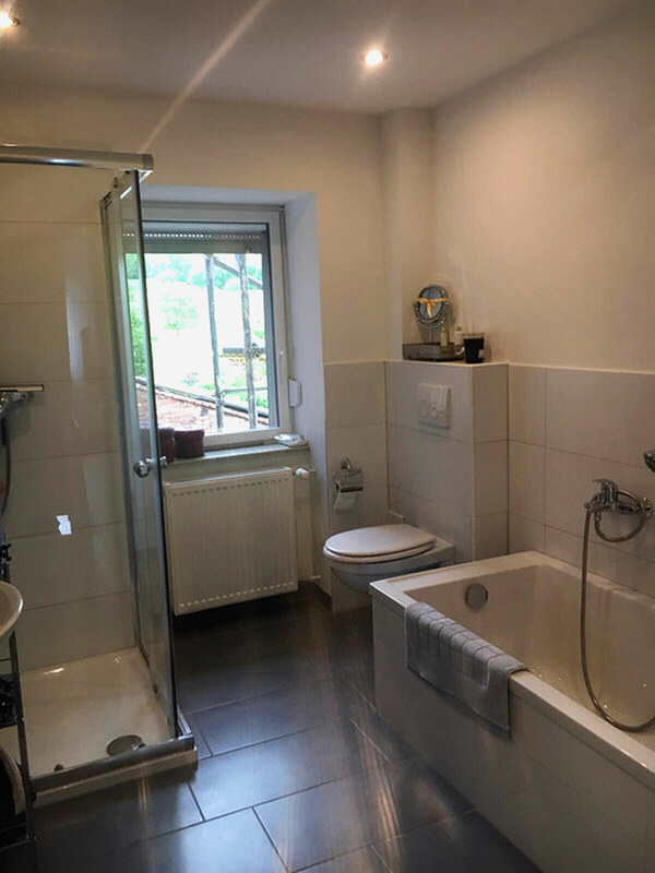 Hauptbad im Obergeschoss mit Wanne und Dusche