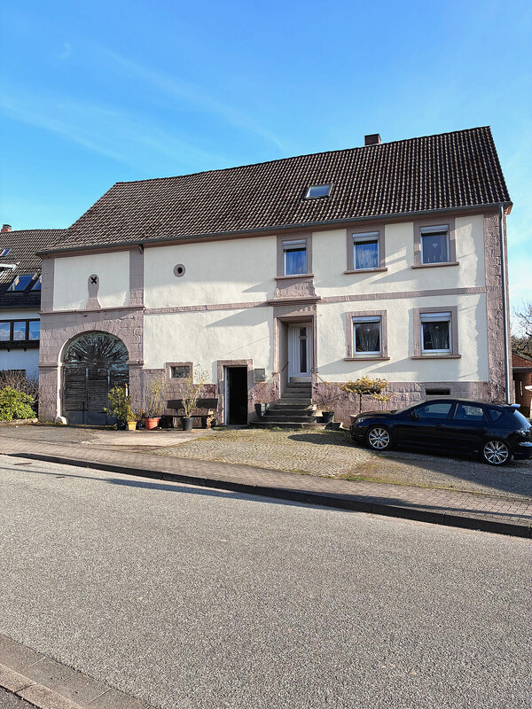 Straßenansicht mit dem sandsteingefassten Scheunentor